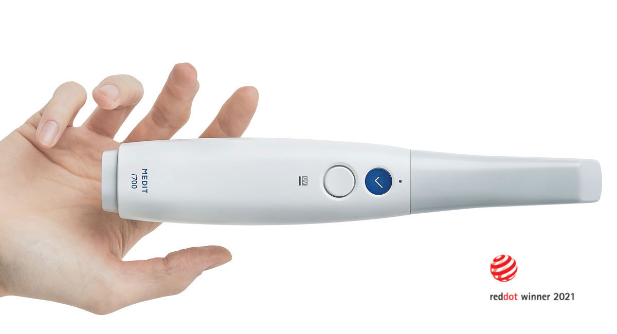 MEDIT i700 Intraoralscanner in der Hand